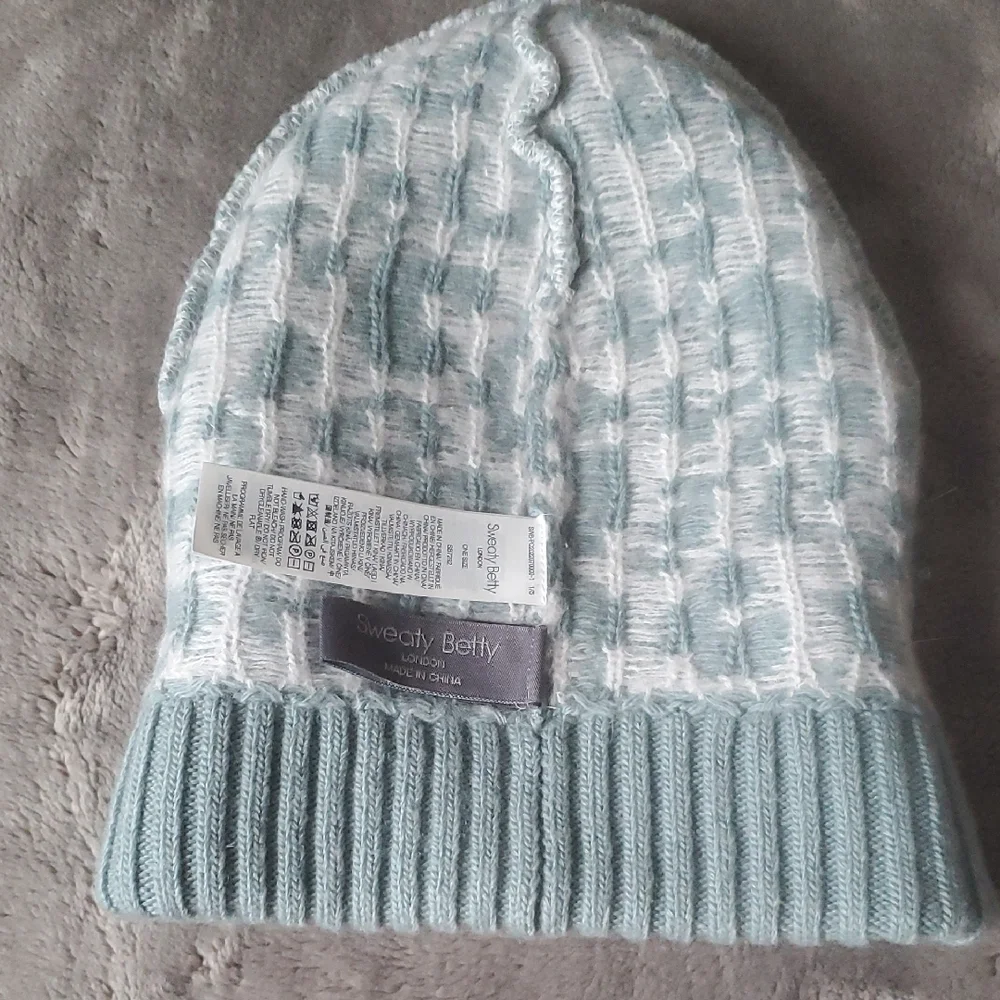 NWOT SWEATY BETTY ANIMAL JACQURD BLUE LEOPARD BEANIE